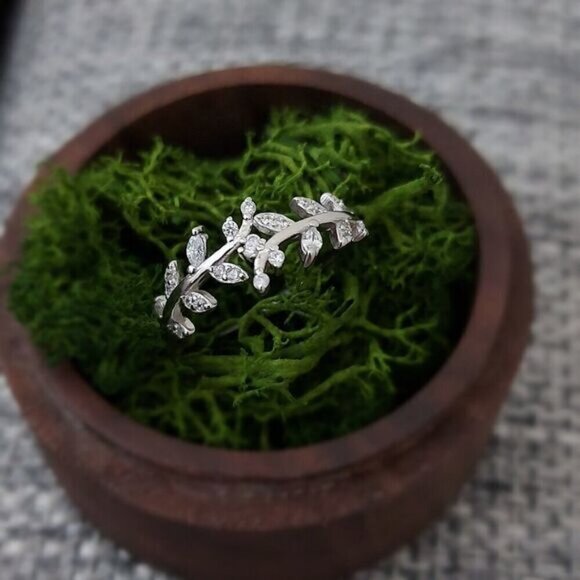 925 Sterling Silver CZ Leaves Ring - Picture 2 of 10